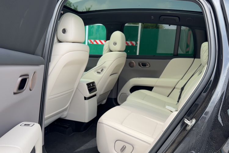 Used Li Auto i6 2025 Model Two-Wheel-Drive Standard Type Interior 4