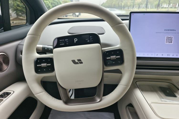 Used Li Auto i6 2025 Model Four-Wheel-Drive Standard Type Interior 5
