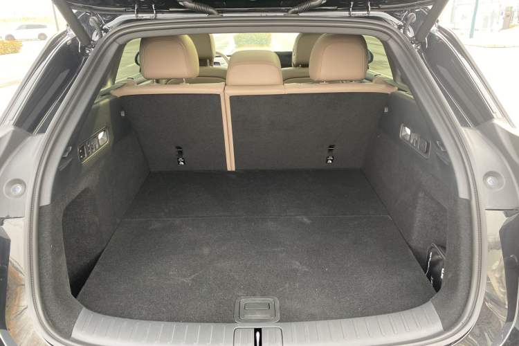 Used Li Auto i6 2025 Model Four-Wheel-Drive Standard Type Interior 5