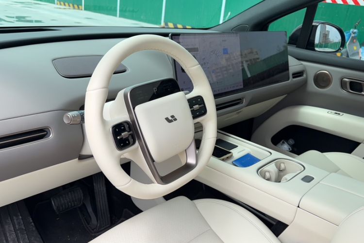 Used Li Auto i6 2025 Model Two-Wheel-Drive Standard Type Interior 5