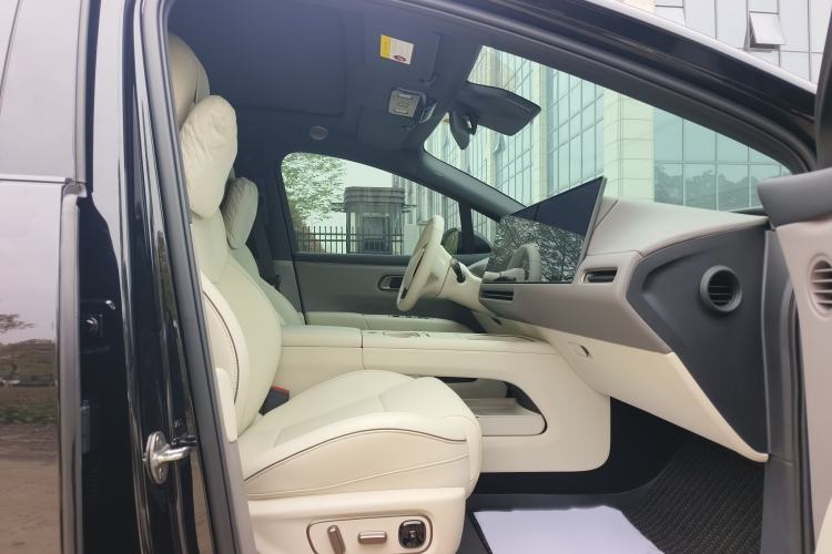 Used Li Auto i6 2025 Model Four-Wheel-Drive Standard Type Interior 8