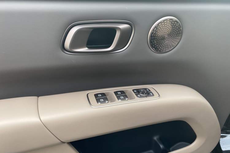 Used Li Auto i6 2025 Model Four-Wheel-Drive Standard Type Interior 8