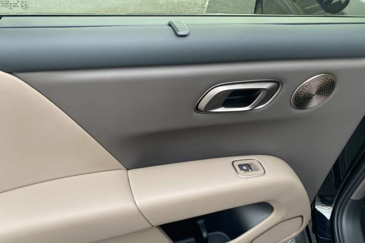 Used Li Auto i6 2025 Model Four-Wheel-Drive Standard Type Interior 9