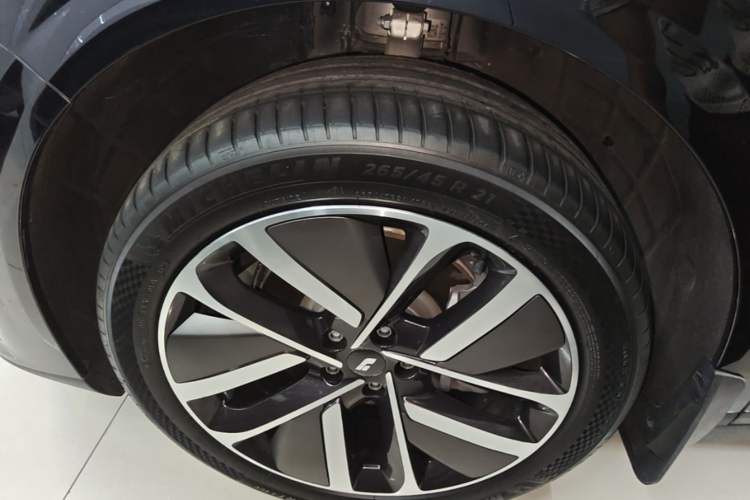 Used Li Auto i6 2025 Model Four-Wheel-Drive Standard Type Left Front Wheel Hub