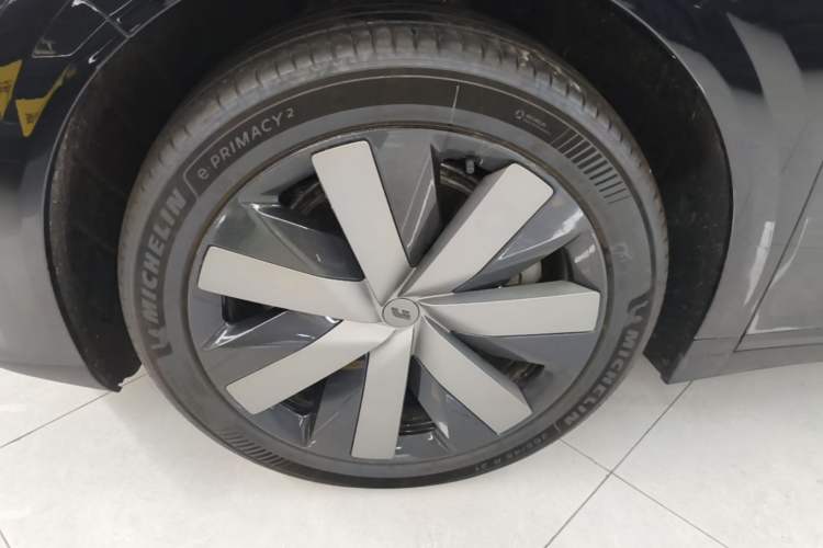 Used Li Auto i6 2025 Model Four-Wheel-Drive Standard Type Left Front Wheel Hub