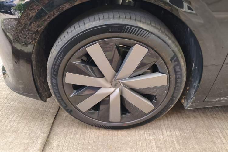 Used Li Auto i6 2025 Model Four-Wheel-Drive Standard Type Left Front Wheel Hub