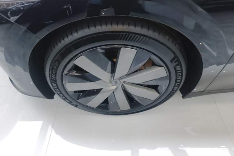 Used Li Auto i6 2025 Model Four-Wheel-Drive Standard Type Left Front Wheel Hub