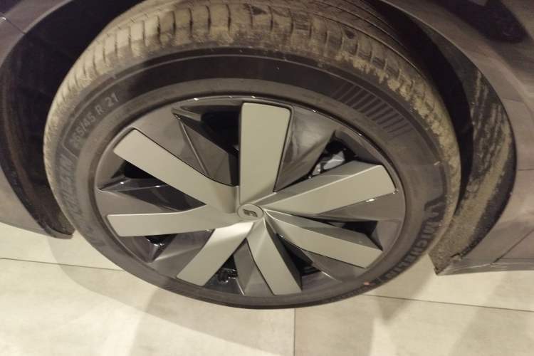 Used Li Auto i6 2025 Model Four-Wheel-Drive Standard Type Left Front Wheel Hub