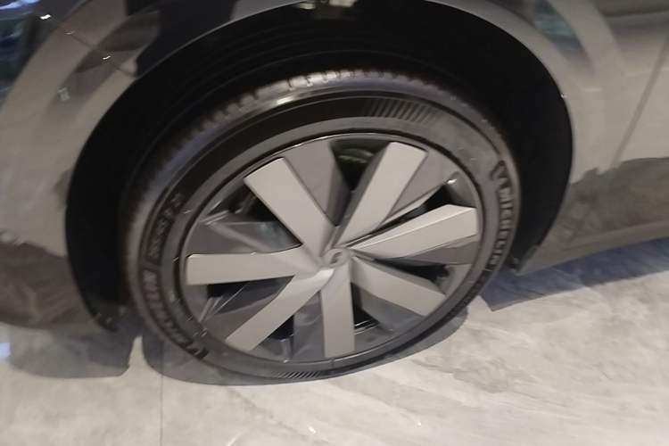 Used Li Auto i6 2025 Model Two-Wheel-Drive Standard Type Left Front Wheel Hub