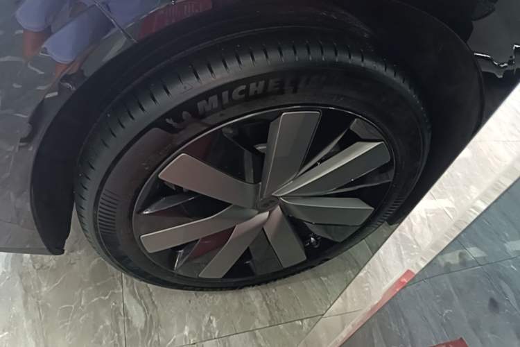 Used Li Auto i6 2025 Model Four-Wheel-Drive Standard Type Left Front Wheel Hub