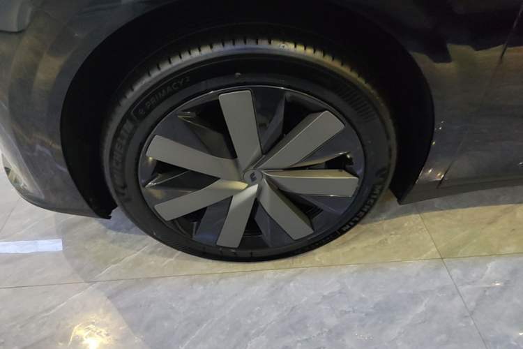 Used Li Auto i6 2025 Model Four-Wheel-Drive Standard Type Left Front Wheel Hub