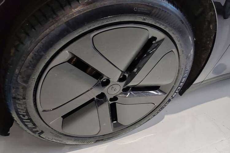 Used Li Auto i6 2025 Model Two-Wheel-Drive Standard Type Left Front Wheel Hub