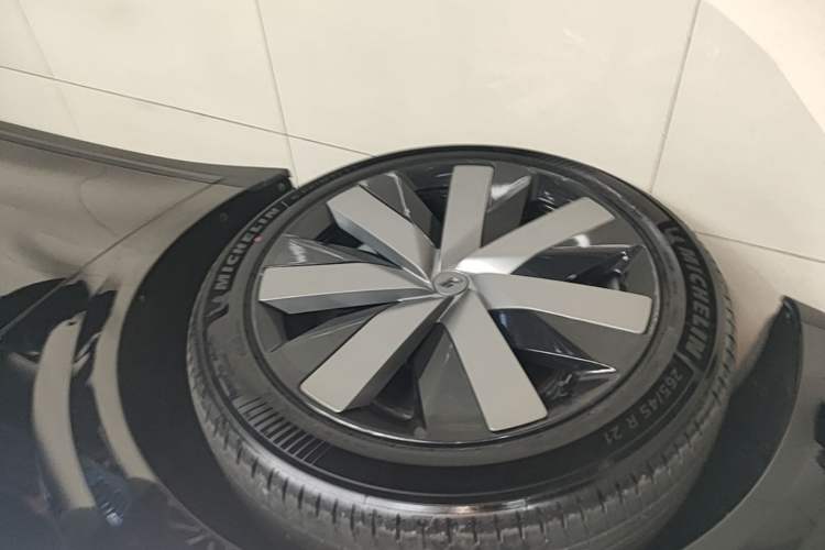 Used Li Auto i6 2025 Model Four-Wheel-Drive Standard Type Left Front Wheel Hub