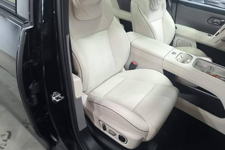 Used Li Auto i6 2025 Model Two-Wheel-Drive Standard Type Right Front Seat