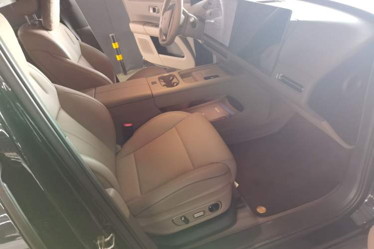Used Li Auto i6 2025 Model Four-Wheel-Drive Standard Type Right Front Seat