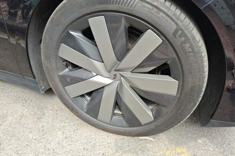Used Li Auto i6 2025 Model Four-Wheel-Drive Standard Type Right Front Wheel Hub