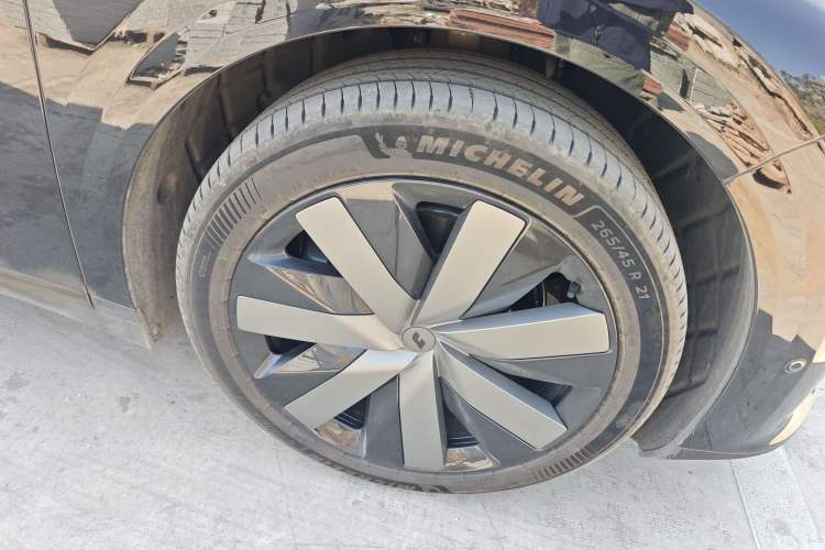 Used Li Auto i6 2025 Model Four-Wheel-Drive Standard Type Right Front Wheel Hub