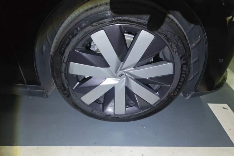 Used Li Auto i6 2025 Model Four-Wheel-Drive Standard Type Right Front Wheel Hub