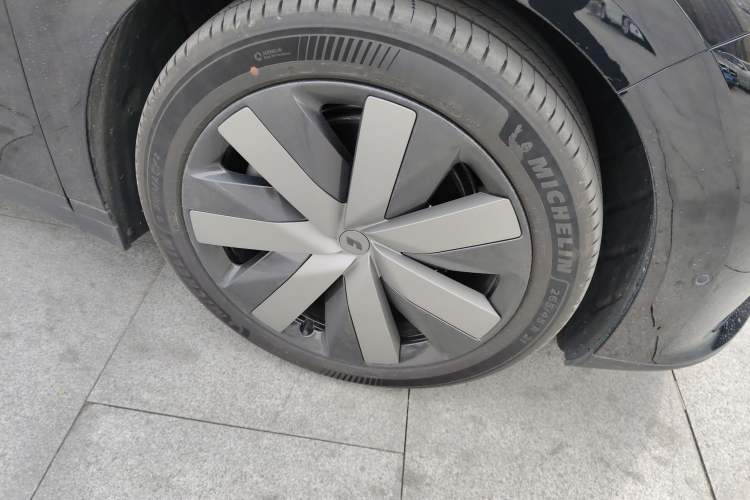Used Li Auto i6 2025 Model Four-Wheel-Drive Standard Type Right Front Wheel Hub