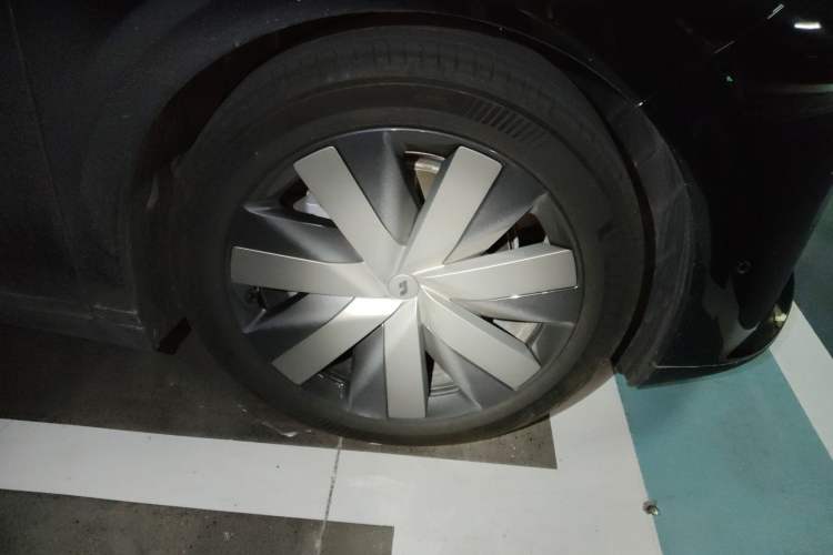 Used Li Auto i6 2025 Model Four-Wheel-Drive Standard Type Right Front Wheel Hub