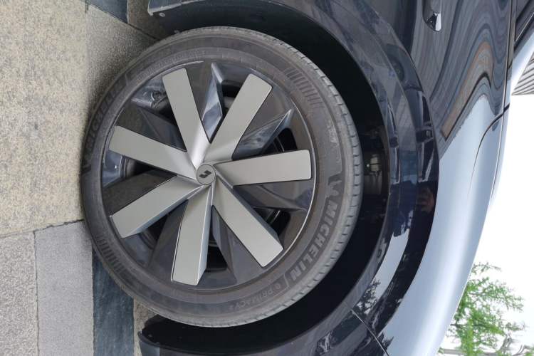 Used Li Auto i6 2025 Model Four-Wheel-Drive Standard Type Right Front Wheel Hub