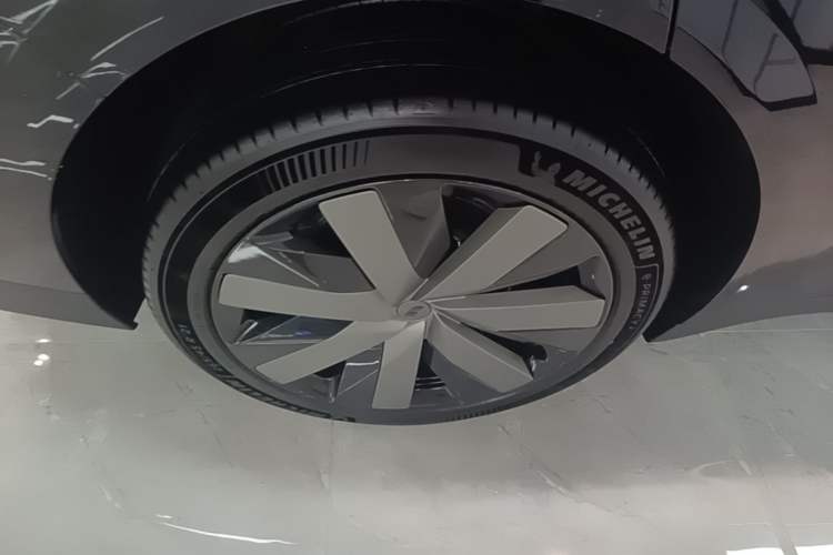Used Li Auto i6 2025 Model Two-Wheel-Drive Standard Type Right Rear Wheel Hub