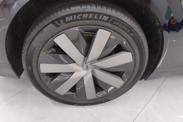 Used Li Auto i6 2025 Model Four-Wheel-Drive Standard Type Right Rear Wheel Hub