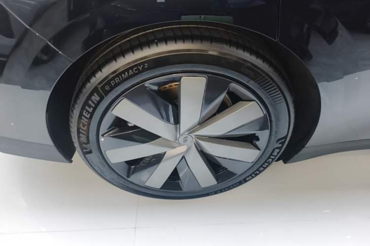 Used Li Auto i6 2025 Model Four-Wheel-Drive Standard Type Right Rear Wheel Hub