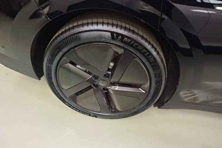 Used Li Auto i6 2025 Model Two-Wheel-Drive Standard Type Right Rear Wheel Hub