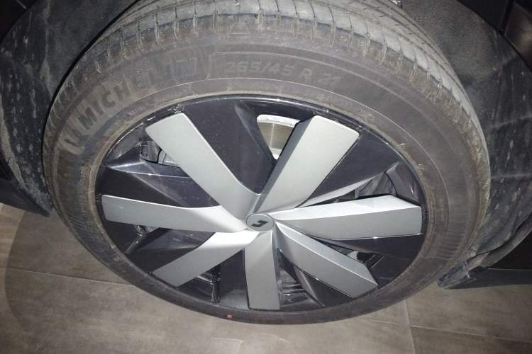 Used Li Auto i6 2025 Model Four-Wheel-Drive Standard Type Right Rear Wheel Hub