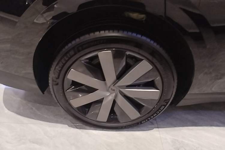 Used Li Auto i6 2025 Model Two-Wheel-Drive Standard Type Right Rear Wheel Hub