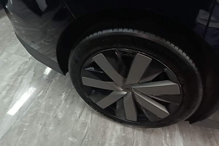 Used Li Auto i6 2025 Model Four-Wheel-Drive Standard Type Right Rear Wheel Hub