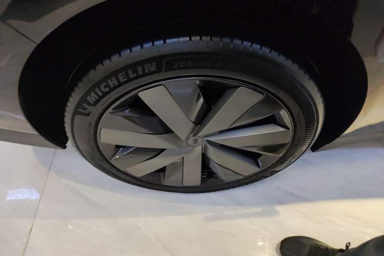 Used Li Auto i6 2025 Model Four-Wheel-Drive Standard Type Right Rear Wheel Hub