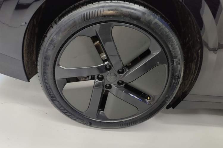 Used Li Auto i6 2025 Model Two-Wheel-Drive Standard Type Right Rear Wheel Hub