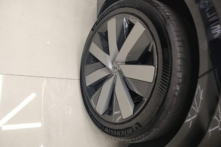 Used Li Auto i6 2025 Model Four-Wheel-Drive Standard Type Right Rear Wheel Hub
