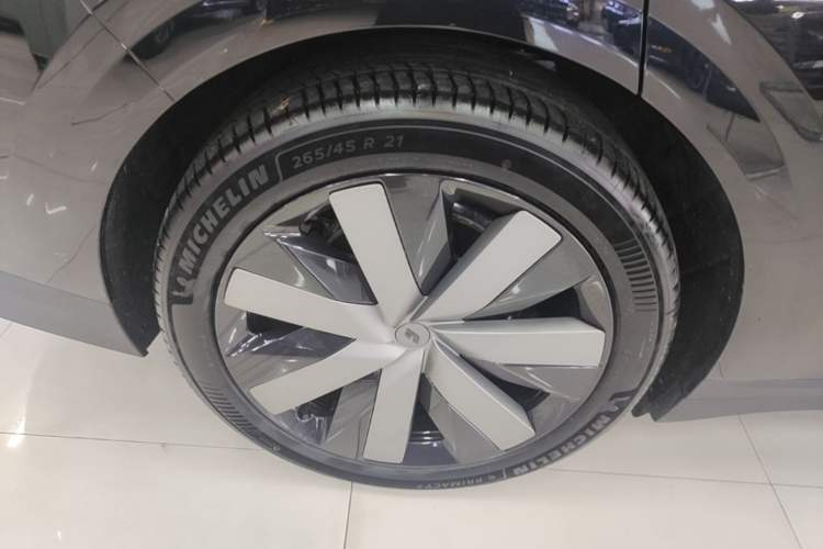 Used Li Auto i6 2025 Model Two-Wheel-Drive Standard Type Right Rear Wheel Hub