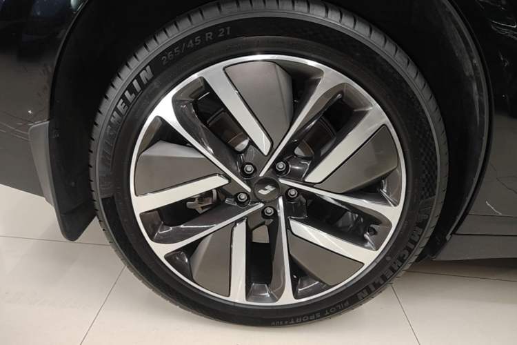 Used Li Auto i6 2025 Model Four-Wheel-Drive Standard Type Right Rear Wheel Hub