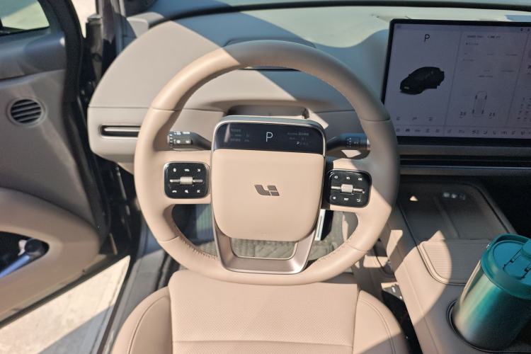 Used Li Auto i6 2025 Model Four-Wheel-Drive Standard Type Steering Wheel