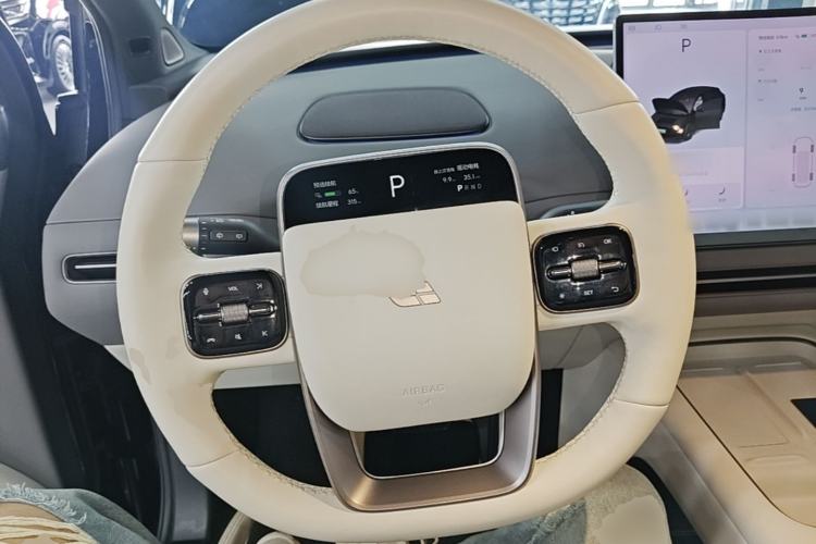 Used Li Auto i6 2025 Model Four-Wheel-Drive Standard Type Steering Wheel