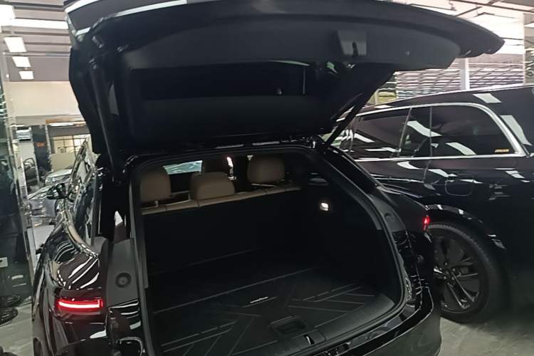 Used Li Auto i6 2025 Model Four-Wheel-Drive Standard Type Trunk