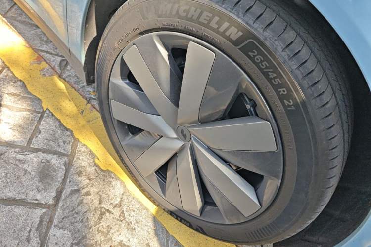 Used Li Auto i6 2025 Model Four-Wheel-Drive Standard Type Exterior 1