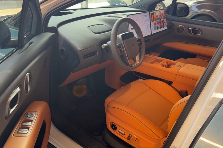 Used Li Auto i6 2025 Model Four-Wheel-Drive Standard Type Interior 1