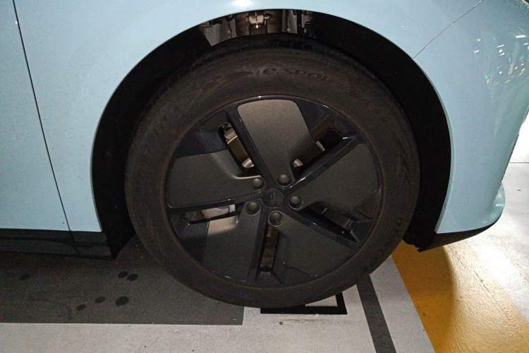 Used Li Auto i6 2025 Model Two-Wheel-Drive Standard Type Right Front Wheel Hub