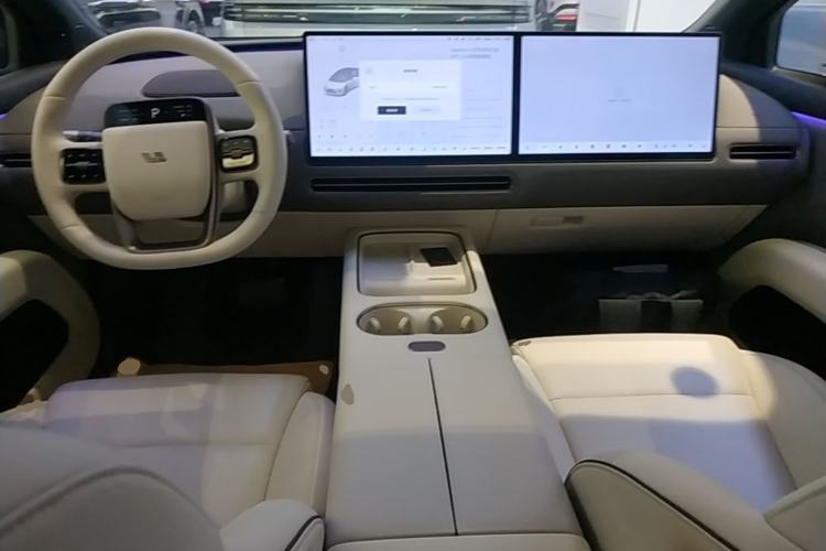 Used Li Auto i6 2025 Model Four-Wheel-Drive Standard Type Center Console
