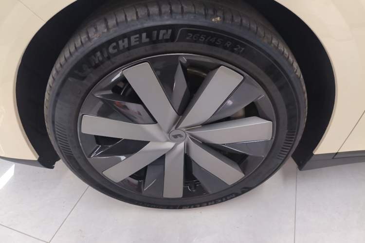 Used Li Auto i6 2025 Model Four-Wheel-Drive Standard Type Exterior 4