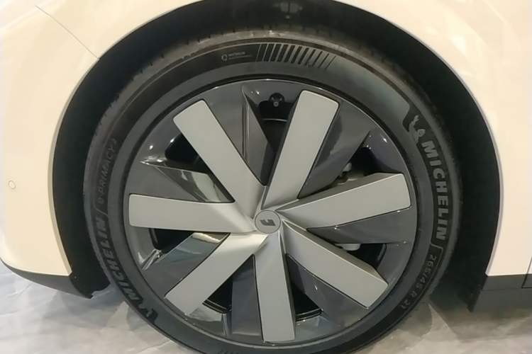 Used Li Auto i6 2025 Model Four-Wheel-Drive Standard Type Left Front Wheel Hub