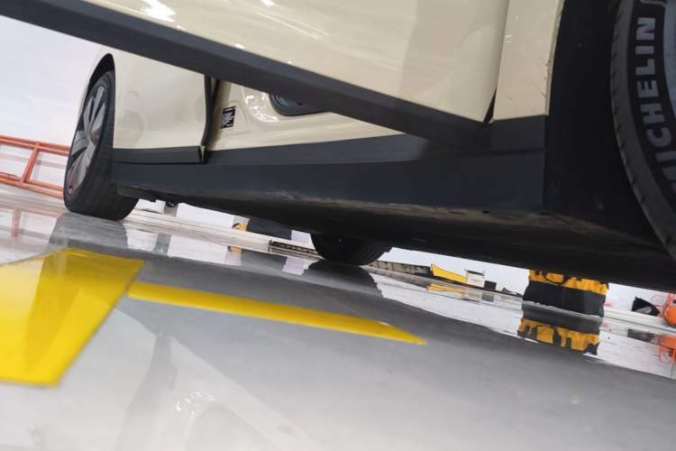 Used Li Auto i6 2025 Model Four-Wheel-Drive Standard Type Right Side Sill