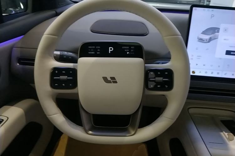 Used Li Auto i6 2025 Model Four-Wheel-Drive Standard Type Steering Wheel