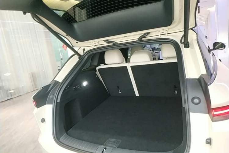 Used Li Auto i6 2025 Model Four-Wheel-Drive Standard Type Trunk