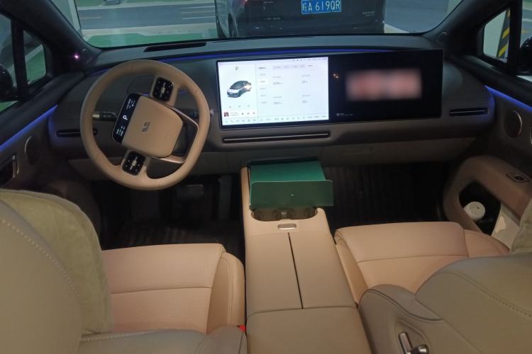 Used Li Auto i6 2025 Model Two-Wheel-Drive Standard Type Center Console